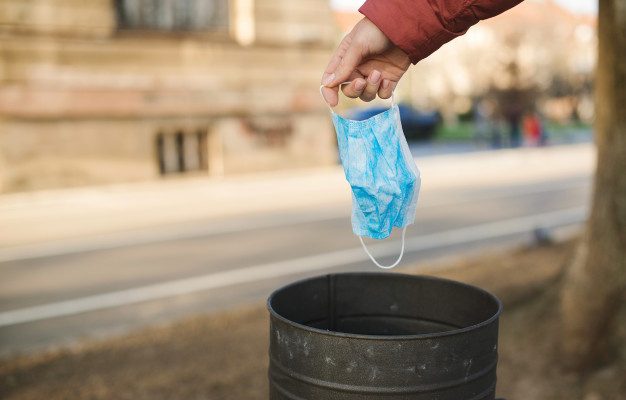 Máscara é a maior enganação. É o maior cale a boca que um governo poderia dar ao povo. Impressionante pessoas acreditarem que esse lixo funciona sem terem nenhuma prova científica real.